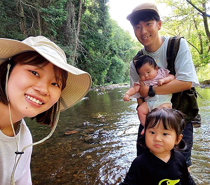 川遊びをしている藤村さん一家の写真