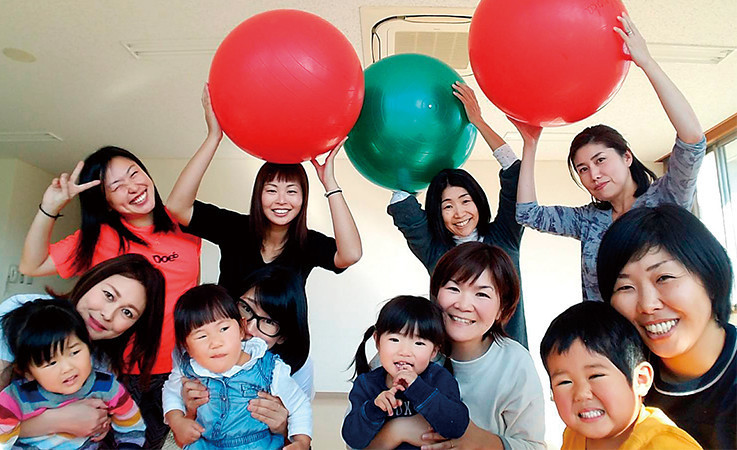 子どもたちと、バランスボールを持つ女性たちの写真
