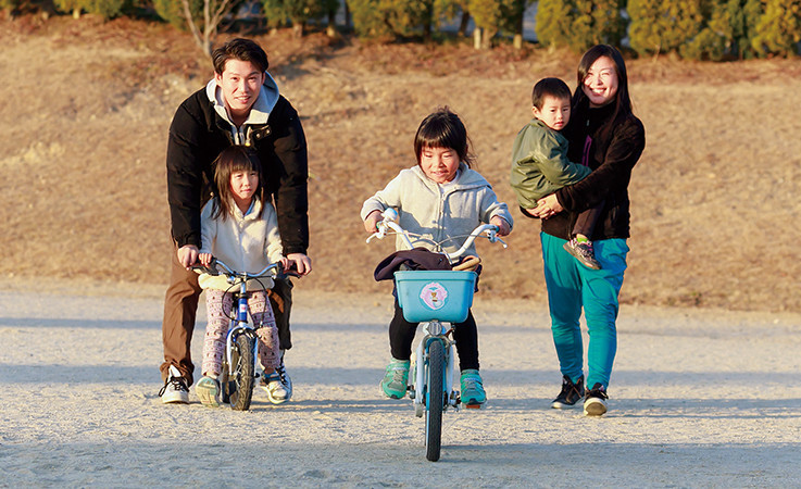 自転車の練習をする子どもたちの様子