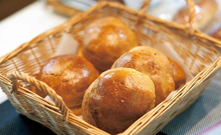 カゴに入っているパンの写真