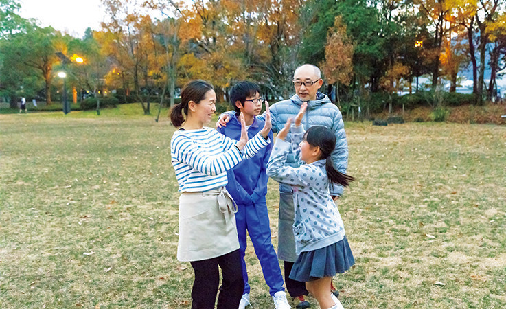 今井さん家族が芝生で遊んでいる様子