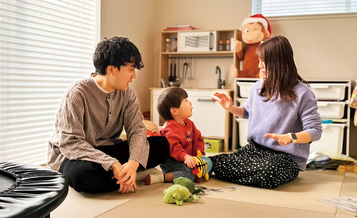 親子三人で談笑する稲垣さん一家の写真
