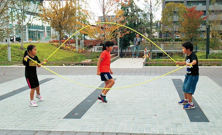 ダブルダッチをしている子どもたちの様子