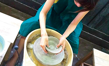 ろくろを回して美濃焼をつくる小島さんの写真