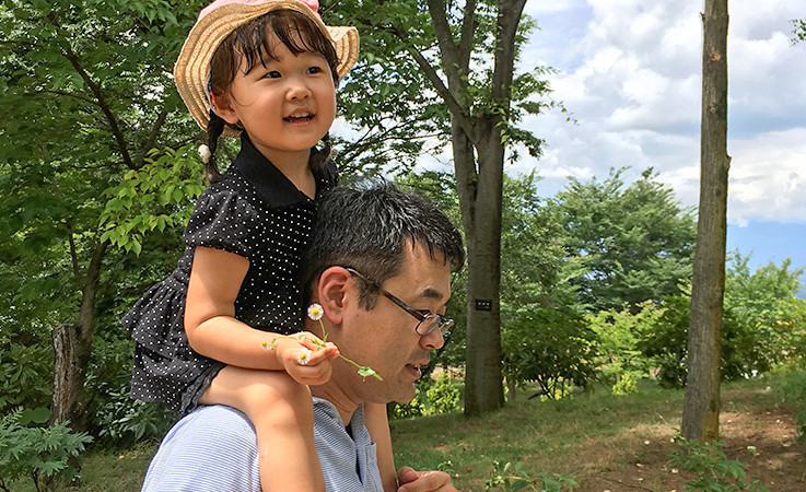 八木さんが子どもを肩車している様子