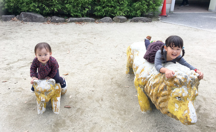 子どもたちが動物のかたちをした遊具に乗って遊んでいる様子
