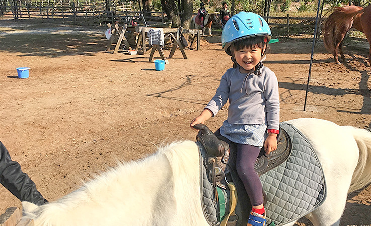 乗馬をする子どもの様子