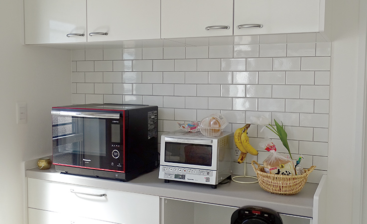 タイルを壁面に利用したキッチンの写真