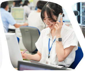 女性が笑顔で電話をしている写真