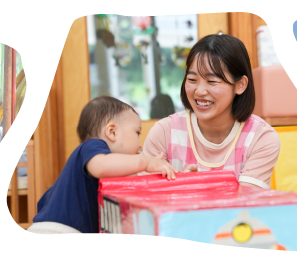 女性が子どもと室内で遊んでいる写真