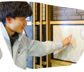 男性がタイルを指さしている写真