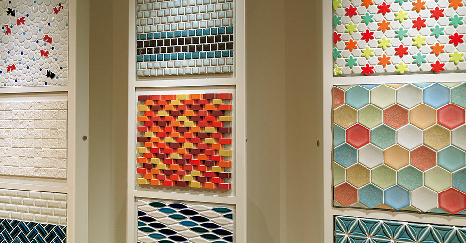 カラフルなタイルが並んでいる写真