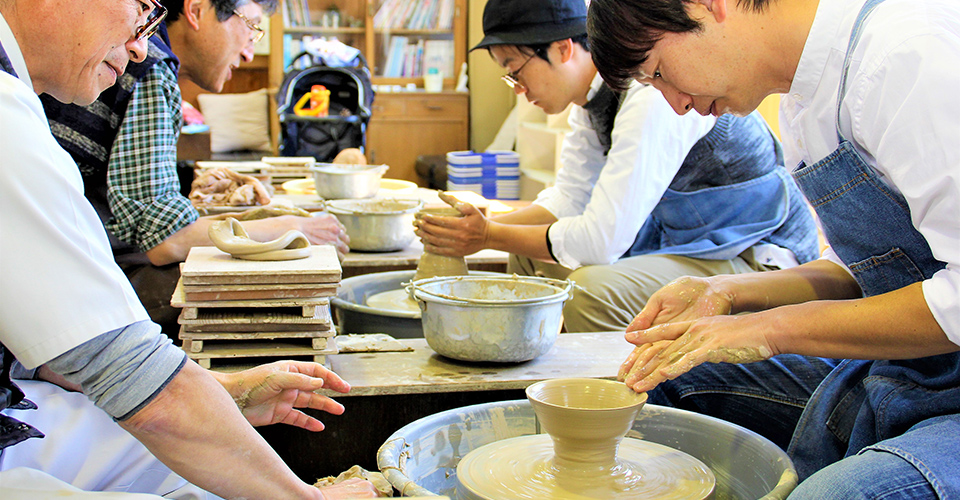 作陶体験をしている様子