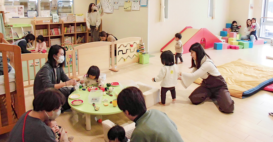 ぽかぽか広場で保護者と子どもたちが遊ぶ様子