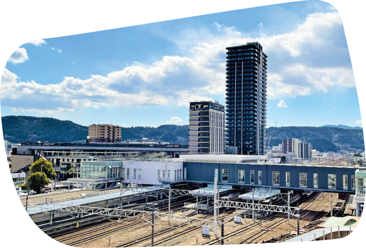 多治見駅の線路の上を通っている通路の写真